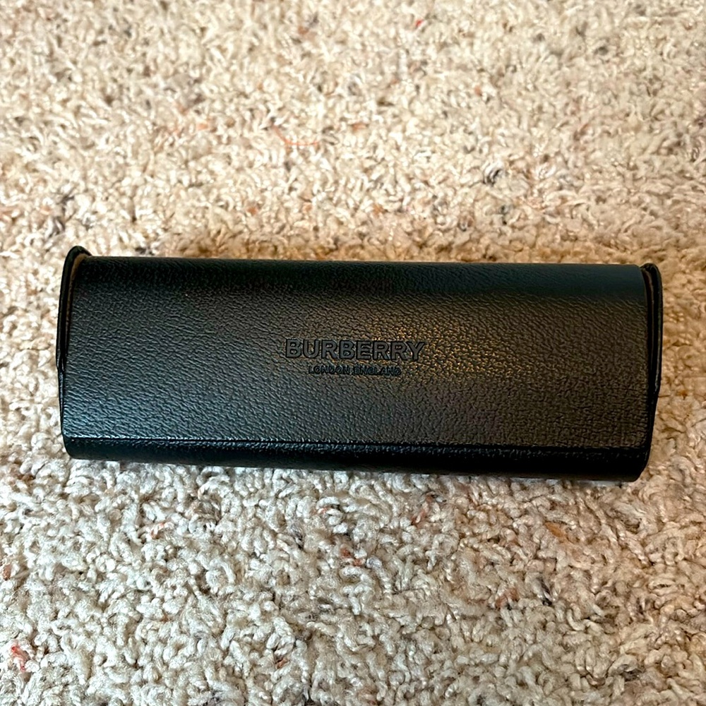 Burberry London England black magnetic closure Glasses Case - NWOT